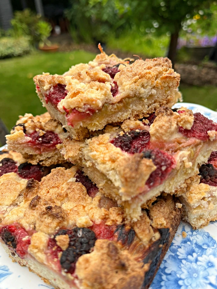 gluten free rhubarb and raspberry crumble bars close