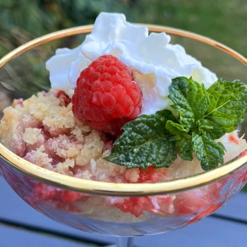 Mouth-watering Gluten-Free Apple And Raspberry Crumble Recipe