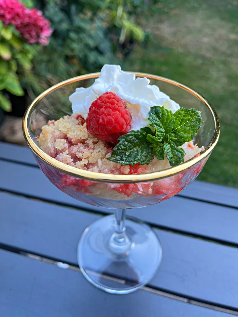 gluten-free apple and raspberry crumble