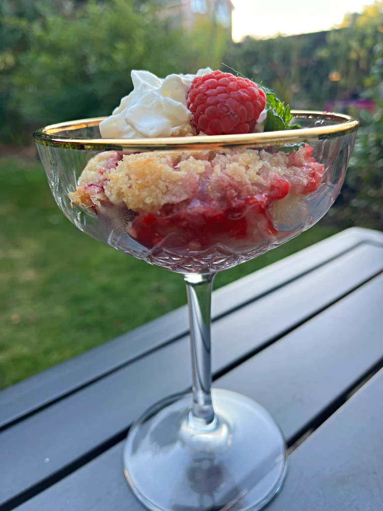 gluten-free apple and raspberry crumble