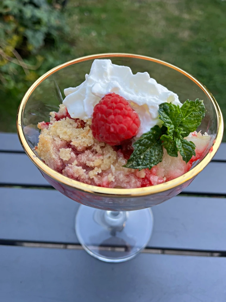 gluten-free apple and raspberry crumble