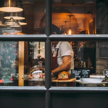 Finding Hidden Food Gems Abroad Using Maps and Travel eSIM Connectivity